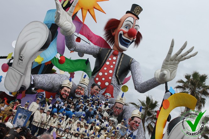 Guarda le foto della galleria '50mila persone per il corso del martedì grasso'
