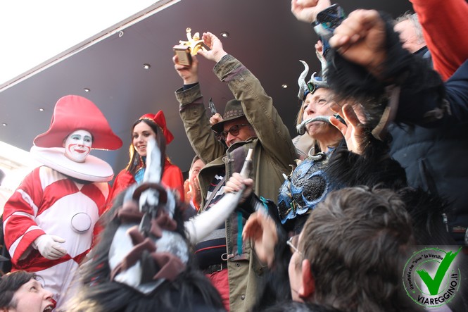 Guarda le foto della galleria 'Tutte le PREMIAZIONI del Carnevale di Viareggio 2016'