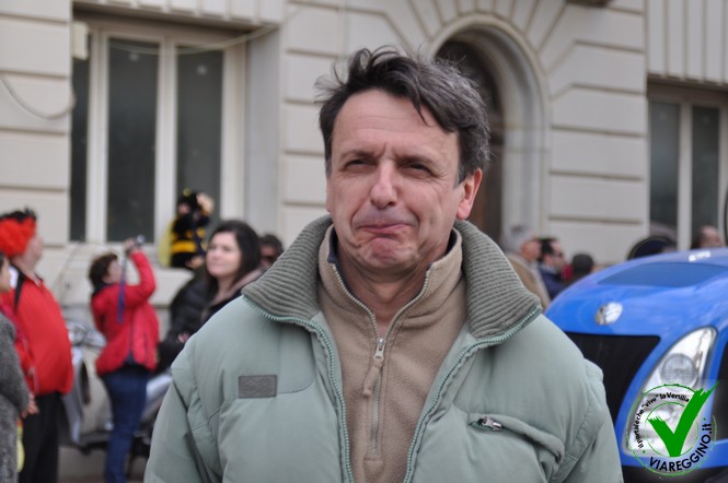 Ingrandisci la foto